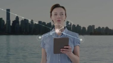 Kafkas iş kadınının tablet ve şehir manzarası üzerindeki bağlantı ağını kullanarak animasyonu. küresel iş, bağlantılar, dijital arayüz ve teknoloji konsepti dijital olarak oluşturulmuş video.