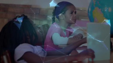 Dünya 'yı okuyan çeşitli öğrenciler üzerinde bağlantı ağlarının ve dijital dünyanın animasyonu. küresel eğitim, öğrenme ve bağlantılar konsepti dijital olarak oluşturulmuş video.