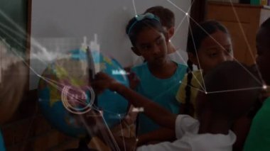 Dünya 'yı okuyan çeşitli okul çocukları üzerindeki bağlantı ağlarının animasyonu. küresel eğitim, öğrenme ve bağlantılar konsepti dijital olarak oluşturulmuş video.