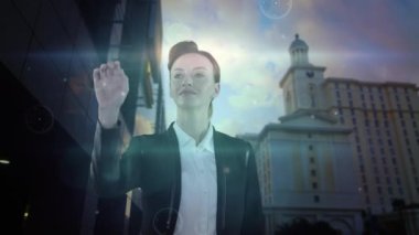 Sanal ekrana dokunan beyaz kadın animasyonu ve şehir manzarası üzerinden bağlantı ağı. küresel iş, bağlantılar, dijital arayüz ve teknoloji konsepti dijital olarak oluşturulmuş video.