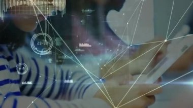 Çeşitli okul çocukları üzerinde tablet kullanan bağlantı ağlarının animasyonu. küresel eğitim, teknoloji ve bağlantılar konsepti dijital olarak oluşturulmuş video.
