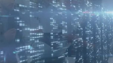 Konuşan iş adamlarının üzerinde parlayan ışıkların animasyonu. küresel bağlantılar, iş dünyası, dijital arayüz, teknoloji ve ağ konsepti dijital olarak oluşturulmuş video.