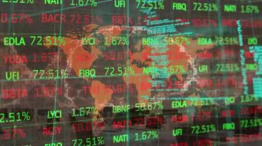 Veri işlemenin animasyonu ve ofis üzerinde dünya haritası. küresel iş ve dijital arayüz kavramı dijital olarak oluşturulmuş video.