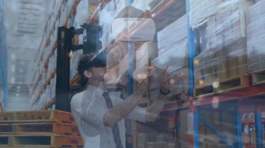 VR kulaklık deposu kullanan bir adamın animasyonu. küresel gönderim, dağıtım, iş, veri işleme ve teknoloji konsepti dijital olarak oluşturulmuş video.