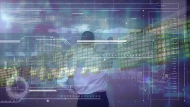 İş adamı üzerinden finansal veri işleme animasyonu. küresel bağlantılar, veri işleme ve dijital arayüz konsepti dijital olarak oluşturulmuş video.