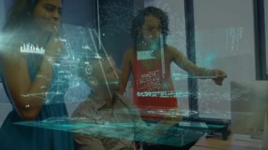 Ofisteki çeşitli iş adamları üzerinde finansal veri işleme animasyonu. küresel iş, veri işleme ve dijital arayüz kavramı dijital olarak oluşturulmuş video.