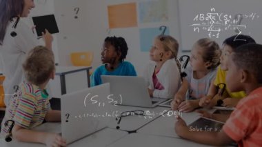 Matematiksel formüllerin öğrenciler ve öğretmenler üzerinde canlandırılması. eğitim ve öğrenme kavramı dijital olarak oluşturulmuş video.