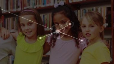 Çeşitli okul çocukları üzerindeki bağlantı ağlarının animasyonu. küresel eğitim, öğrenme ve bağlantılar konsepti dijital olarak oluşturulmuş video.