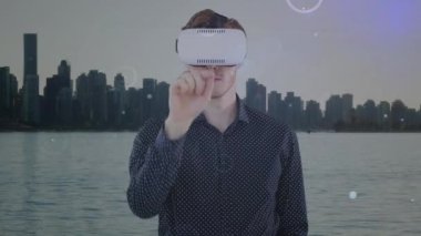 Kafkasyalı iş adamının şehir manzarası üzerinden VR kulaklık ve bağlantı ağı kullanarak animasyonu. küresel iş, bağlantılar, dijital arayüz ve teknoloji konsepti dijital olarak oluşturulmuş video.
