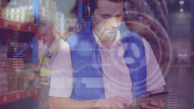 Depoda çalışanların finansal veri işleme animasyonları. küresel gönderim, dağıtım, iş, veri işleme ve teknoloji konsepti dijital olarak oluşturulmuş video.