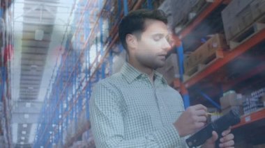 Depoda çalışan adamın finansal veri işleme animasyonu. küresel gönderim, dağıtım, iş, veri işleme ve teknoloji konsepti dijital olarak oluşturulmuş video.