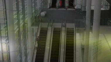 Ofisteki çeşitli iş adamları üzerinde finansal veri işleme animasyonu. küresel iş, veri işleme ve dijital arayüz kavramı dijital olarak oluşturulmuş video.