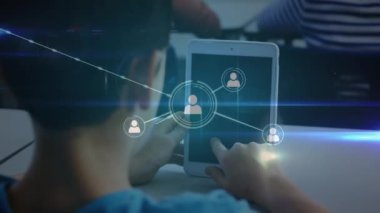 Tablet kullanan melez bir öğrenci üzerinden bağlantı ağlarının animasyonu. küresel eğitim, teknoloji ve bağlantılar konsepti dijital olarak oluşturulmuş video.
