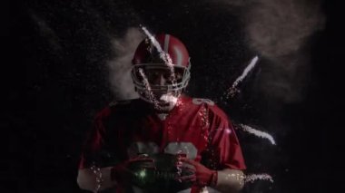 Amerikan futbolcusu üzerine havai fişek gösterisi. küresel spor, rekabet ve teknoloji zaferi dijital olarak üretilen video.