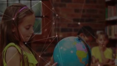 Kafkasyalı liseli bir kızın dünyayı okumasıyla bağlantılı ağların animasyonu. küresel eğitim, öğrenme ve bağlantılar konsepti dijital olarak oluşturulmuş video.