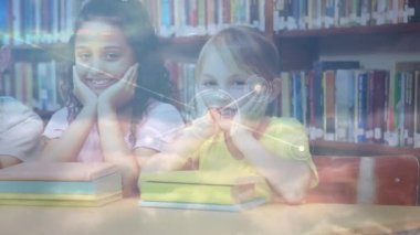 Çeşitli okul çocukları üzerindeki bağlantı ağlarının animasyonu. küresel eğitim, öğrenme ve bağlantılar konsepti dijital olarak oluşturulmuş video.