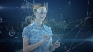 Kafkas iş kadınının tablet ve şehir manzarası üzerindeki bağlantı ağını kullanarak animasyonu. küresel iş, bağlantılar, dijital arayüz ve teknoloji konsepti dijital olarak oluşturulmuş video.