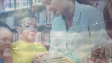 Çeşitli öğretmenler ve elinde kitap tutan okul çocukları üzerindeki bağlantı ağlarının animasyonu. küresel eğitim, öğrenme ve bağlantılar konsepti dijital olarak oluşturulmuş video.