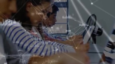 Sınıftaki çeşitli okul öğrencileri üzerindeki bağlantı ağlarının animasyonu. küresel eğitim, teknoloji ve bağlantılar konsepti dijital olarak oluşturulmuş video.