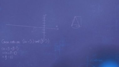 Mavi arkaplan üzerinde matematiksel denklemlerin animasyonu. küresel eğitim, bağlantılar, veri işleme ve teknoloji konsepti dijital olarak oluşturulmuş video.
