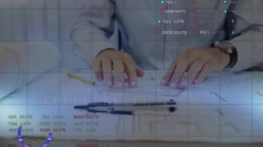 Kafkas işadamının ofisindeki finansal veri işleme animasyonu. küresel iş, veri işleme ve dijital arayüz kavramı dijital olarak oluşturulmuş video.