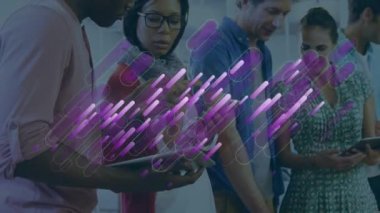 Konuşan iş adamları yerine saatin animasyonu. küresel bağlantılar, iş dünyası, dijital arayüz, teknoloji ve ağ konsepti dijital olarak oluşturulmuş video.