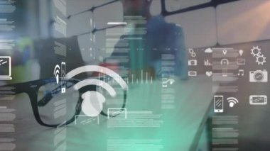 Finansal veri işleme animasyonu ve Kafkasyalı işadamının ofisindeki ikonlar. küresel iş, veri işleme ve dijital arayüz kavramı dijital olarak oluşturulmuş video.
