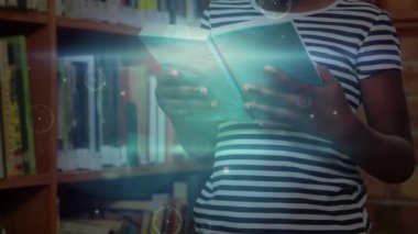 Afro-Amerikan liseli kız kitap okurken bağlantı ağlarının animasyonu. küresel eğitim, öğrenme ve bağlantılar konsepti dijital olarak oluşturulmuş video.