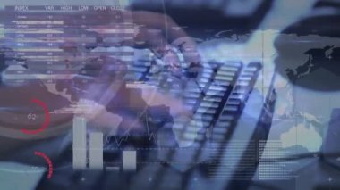 Bilgisayar kullanarak insan üzerinde finansal veri işleme animasyonu. küresel bağlantılar, veri işleme ve dijital arayüz konsepti dijital olarak oluşturulmuş video.