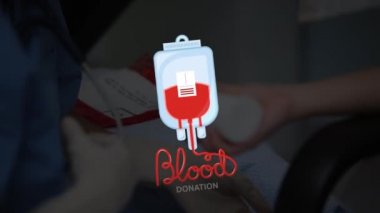 Kan torbası ve kan bağışı metninin animasyonu beyaz kadın doktor ve hasta üzerinden. Kan bağışı günü konsepti dijital olarak oluşturulmuş video.