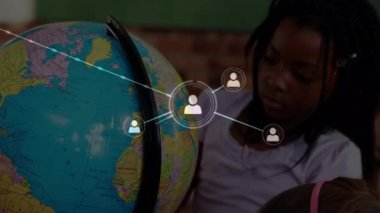 Dünya 'yı okuyan çeşitli okul çocukları üzerindeki bağlantı ağlarının animasyonu. küresel eğitim, öğrenme ve bağlantılar konsepti dijital olarak oluşturulmuş video.