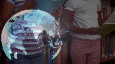 Çeşitli okul çocuklarının kitap okuması üzerine dijital dünyanın animasyonu. küresel eğitim, öğrenme ve bağlantılar konsepti dijital olarak oluşturulmuş video.