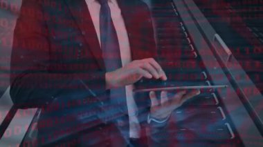 Sunucu odasında tablet kullanan iş adamının veri işleme animasyonu. küresel bağlantılar, iş dünyası, dijital arayüz, teknoloji ve ağ konsepti dijital olarak oluşturulmuş video.