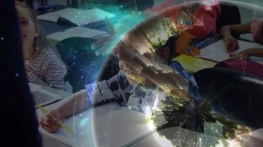 Sınıftaki çeşitli öğrenciler üzerinde bağlantı ağlarının ve dünyanın animasyonları. küresel eğitim, teknoloji ve bağlantılar konsepti dijital olarak oluşturulmuş video.