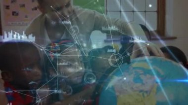 Çeşitli kadın öğretmenler ve dünyayı okuyan okul çocukları arasındaki bağlantı ağlarının animasyonu. küresel eğitim, öğrenme ve bağlantılar konsepti dijital olarak oluşturulmuş video.