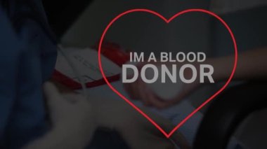 Kalp çerçevesi animasyonu ve beyaz kadın doktor ve hasta üzerinden bir kan bağışçısı metni. Kan bağışı günü konsepti dijital olarak oluşturulmuş video.
