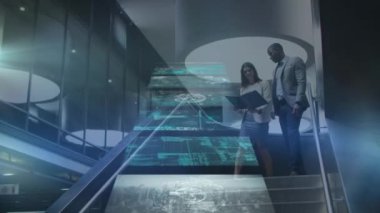 Ofisteki çeşitli iş adamları üzerinde finansal veri işleme animasyonu. küresel iş, veri işleme ve dijital arayüz kavramı dijital olarak oluşturulmuş video.