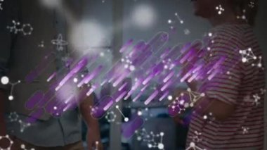 İnsanların üzerinde mor izler ve moleküllerin animasyonu. okul, eğitim ve öğrenim konsepti dijital olarak oluşturulmuş video.