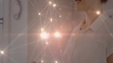 Sınıftaki beyaz kadın öğretmen üzerinden bağlantı ağlarının animasyonu. küresel eğitim, teknoloji ve bağlantılar konsepti dijital olarak oluşturulmuş video.