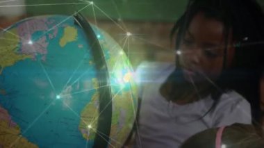 Dünya 'yı okuyan çeşitli okul çocukları üzerindeki bağlantı ağlarının animasyonu. küresel eğitim, öğrenme ve bağlantılar konsepti dijital olarak oluşturulmuş video.