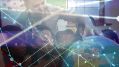 Çeşitli kadın öğretmenler ve dünyayı okuyan okul çocukları arasındaki bağlantı ağlarının animasyonu. küresel eğitim, öğrenme ve bağlantılar konsepti dijital olarak oluşturulmuş video.