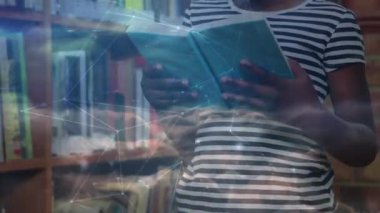 Afro-Amerikan liseli kız kitap okurken bağlantı ağlarının animasyonu. küresel eğitim, öğrenme ve bağlantılar konsepti dijital olarak oluşturulmuş video.