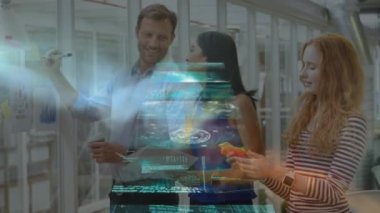 Ofisteki çeşitli iş adamları üzerinde finansal veri işleme animasyonu. küresel iş, veri işleme ve dijital arayüz kavramı dijital olarak oluşturulmuş video.