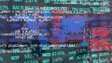 Veri işlemenin animasyonu ve ofis üzerinde dünya haritası. küresel iş ve dijital arayüz kavramı dijital olarak oluşturulmuş video.