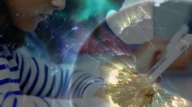 Sınıftaki çeşitli öğrenciler üzerinde bağlantı ağlarının ve dünyanın animasyonları. küresel eğitim, teknoloji ve bağlantılar konsepti dijital olarak oluşturulmuş video.