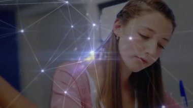 Sınıftaki çeşitli okul öğrencileri üzerindeki bağlantı ağlarının animasyonu. küresel eğitim, teknoloji ve bağlantılar konsepti dijital olarak oluşturulmuş video.