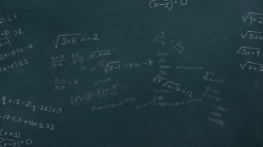 Siyah arkaplan üzerinde matematiksel denklemlerin animasyonu. küresel eğitim, bağlantılar, veri işleme ve teknoloji konsepti dijital olarak oluşturulmuş video.
