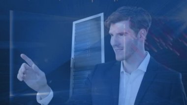 Sunucu odasındaki iş adamının veri işleme animasyonu. küresel bağlantılar, iş dünyası, dijital arayüz, teknoloji ve ağ konsepti dijital olarak oluşturulmuş video.