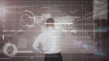 Bilgisayar kullanarak insan üzerinde finansal veri işleme animasyonu. küresel bağlantılar, veri işleme ve dijital arayüz konsepti dijital olarak oluşturulmuş video.