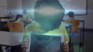 Tablet kullanan Asyalı okul çocuğu üzerindeki bağlantı ağlarının animasyonu. küresel eğitim, teknoloji ve bağlantılar konsepti dijital olarak oluşturulmuş video.